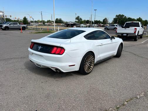 Oxford White 2017 Ford Mustang V6