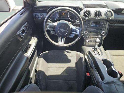 Oxford White 2017 Ford Mustang V6