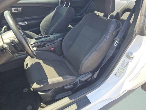 Oxford White 2017 Ford Mustang V6