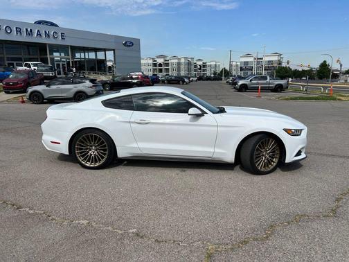 Oxford White 2017 Ford Mustang V6