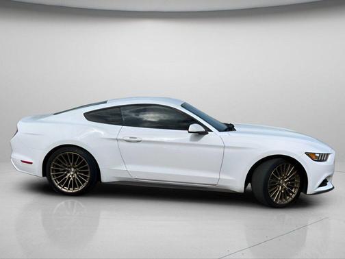Oxford White 2017 Ford Mustang V6