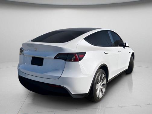 Pearl White Multi-Coat 2022 Tesla Model Y Long Range