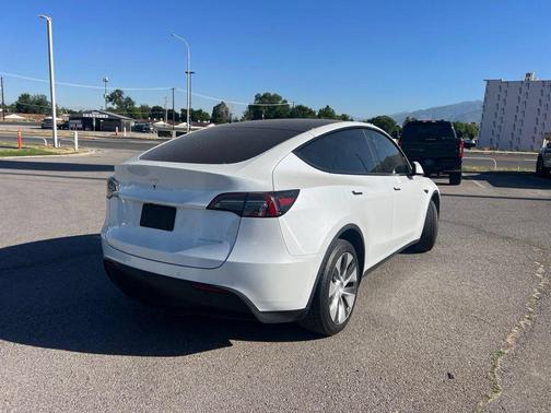 Pearl White Multi-Coat 2022 Tesla Model Y Long Range