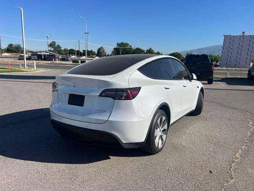 Pearl White Multi-Coat 2022 Tesla Model Y Long Range