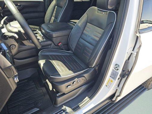 Summit White 2025 GMC Yukon AT4 Ultimate