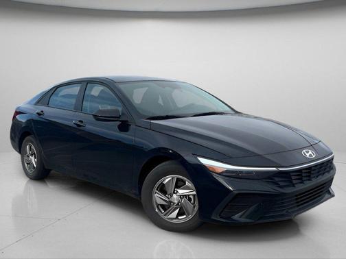 Abyss Black 2024 Hyundai ELANTRA SE