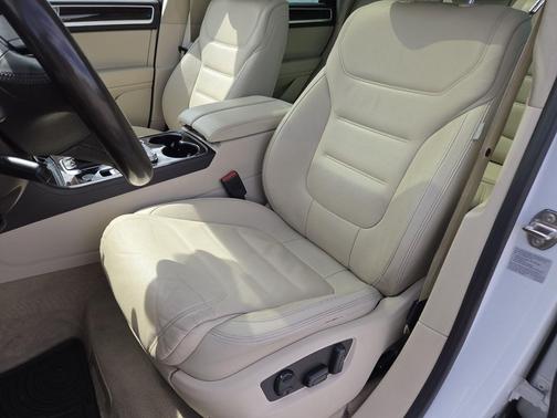 Pure White 2015 Volkswagen Touareg V6 Executive