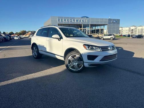 Pure White 2015 Volkswagen Touareg V6 Executive
