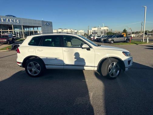 Pure White 2015 Volkswagen Touareg V6 Executive