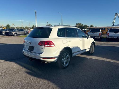 Pure White 2015 Volkswagen Touareg V6 Executive