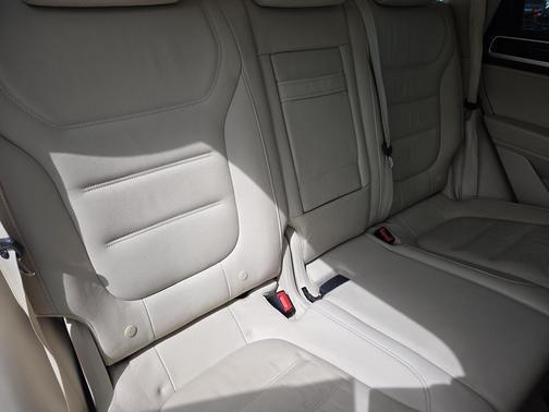 Pure White 2015 Volkswagen Touareg V6 Executive
