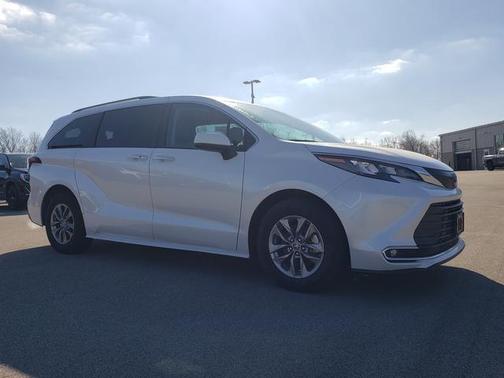 2024 Toyota Sienna XLE