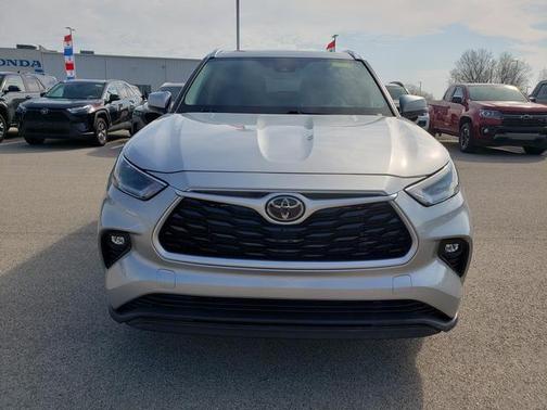 Celestial Silver Metallic 2021 Toyota Highlander XLE