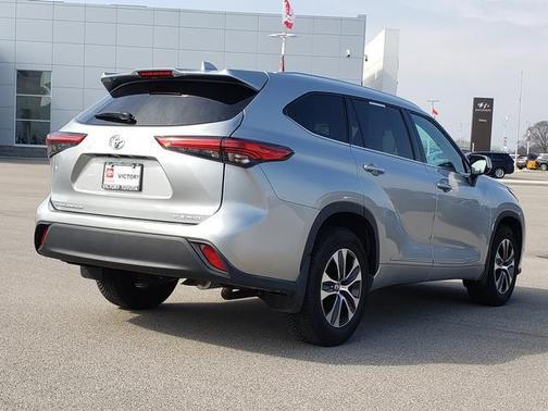 Celestial Silver Metallic 2021 Toyota Highlander XLE