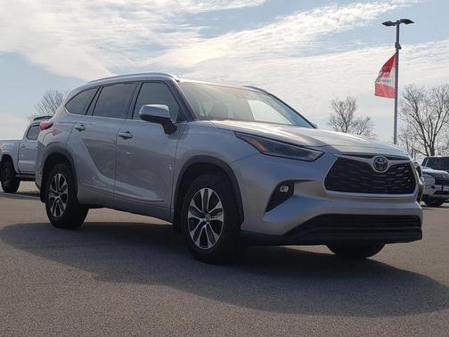 Celestial Silver Metallic 2021 Toyota Highlander XLE