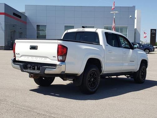 White 2022 Toyota Tacoma SR5