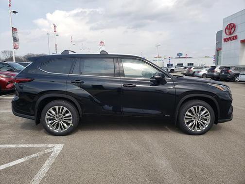 Midnight Black Metallic 2026 Toyota Highlander Hybrid Platinum