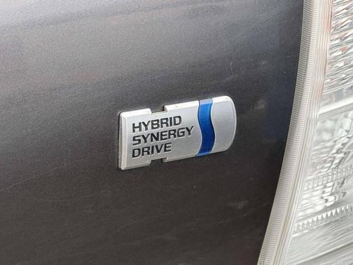 2017 Toyota Prius v Five