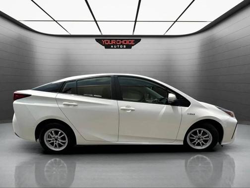2022 Toyota Prius LE