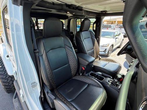 Bright White Clearcoat 2021 Jeep Gladiator Overland
