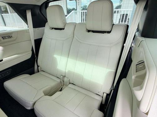 2025 Land Rover Range Rover P400 SE 7 Seat