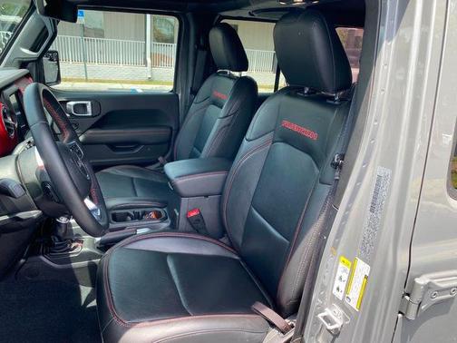 Photo 3 of 32 of 2019 Jeep Wrangler Unlimited Rubicon