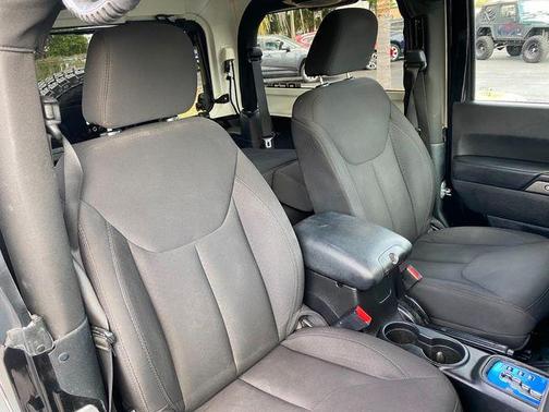 Photo 3 of 27 of 2014 Jeep Wrangler Sport