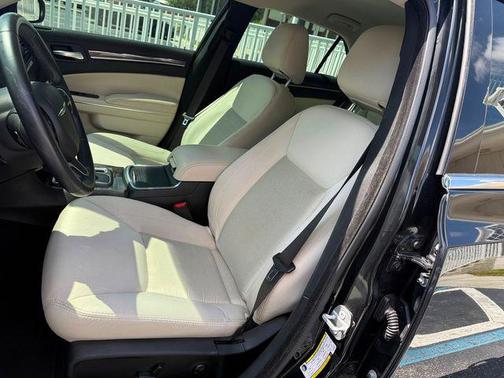 Gloss Black 2018 Chrysler 300 Touring