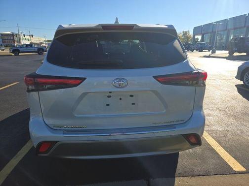 2022 Toyota Highlander Platinum