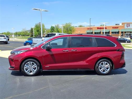 2021 Toyota Sienna XSE 7 Passenger