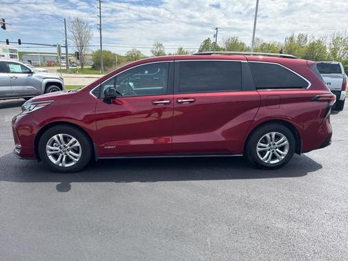 2021 Toyota Sienna XSE 7 Passenger