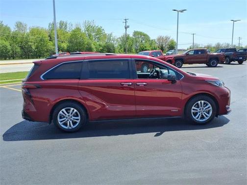 2021 Toyota Sienna XSE 7 Passenger