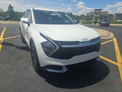Snow White Pearl 2025 Kia Sportage LX