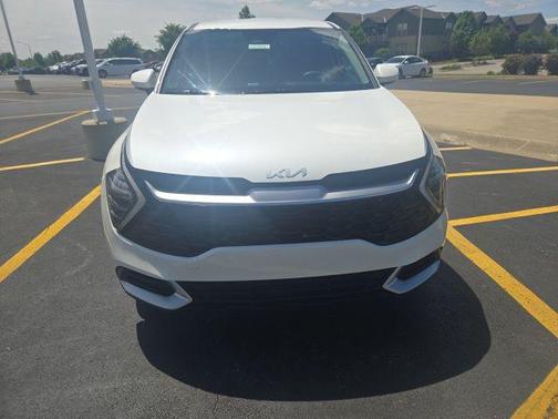 Snow White Pearl 2025 Kia Sportage LX