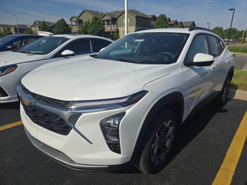 Summit White 2025 Chevrolet Trax LT