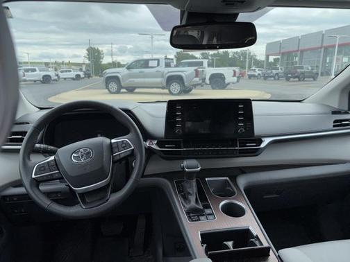 2023 Toyota Sienna XLE 7 Passenger