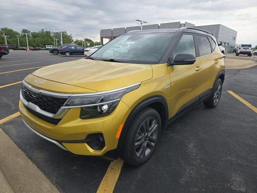 Starbright Yellow/Black Roof 2022 Kia Seltos S