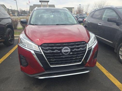 Scarlet Ember Tintcoat/Super Black 2024 Nissan Kicks SV