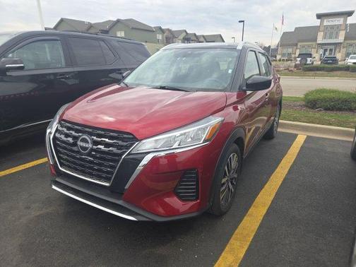 Scarlet Ember Tintcoat/Super Black 2024 Nissan Kicks SV