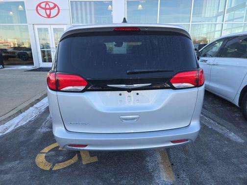 2023 Chrysler Voyager LX