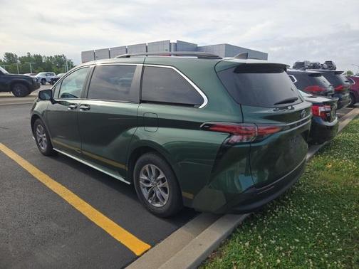 2022 Toyota Sienna XLE 7 Passenger