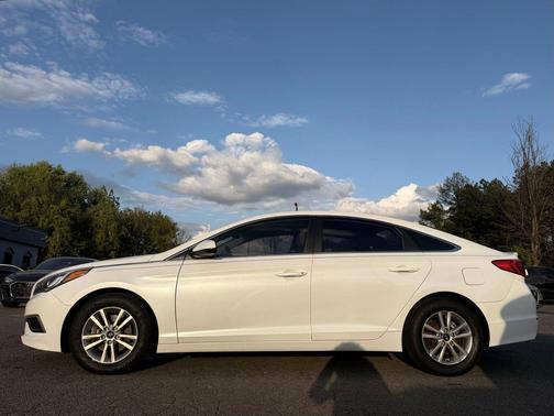 Quartz White Pearl 2017 Hyundai SONATA SE
