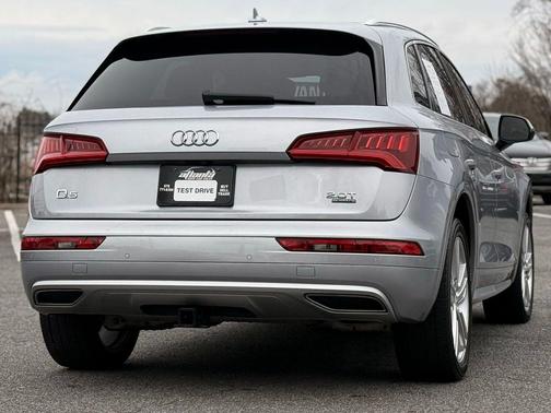 Florett Silver Metallic 2018 Audi Q5 2.0T Tech Premium
