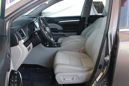 Photo 5 of 26 of 2015 Toyota Highlander LE Plus