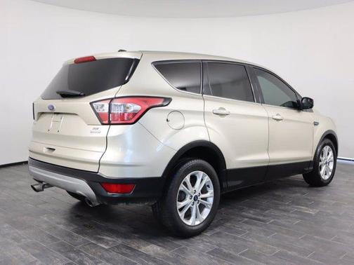 Photo 5 of 36 of 2017 Ford Escape SE