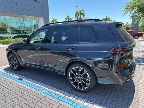 Black Sapphire Metallic 2024 BMW X7 xDrive40i