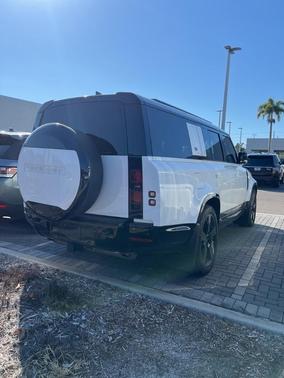 2024 Land Rover Defender P400 X-Dynamic SE