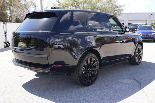 2026 Land Rover Range Rover P550e SE