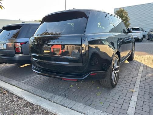 2025 Land Rover Range Rover P550e SE