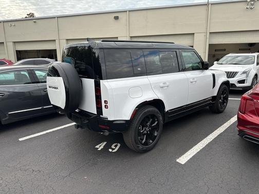 2024 Land Rover Defender P400 X-Dynamic SE